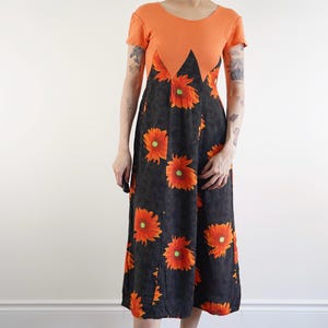 Vintage 90er Jahre französisches Sonnenblumenkleid – Viskose-Midi mit leuchtend orangem Oberteil, schwarzem Rock & übergroßem Blumendruck – Made in France