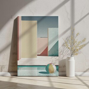 Könnte beinhalten: Leinwanddruck mit einer minimalistischen Architekturszene in Pastellfarben. Das Kunstwerk zeigt geometrische Formen, einen Swimmingpool und einen Strandball. Eine weiße Vase mit einer Pflanze befindet sich rechts, vor einer strukturierten Wand.