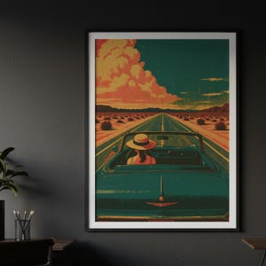 Könnte beinhalten: Gerahmter Kunstdruck eines türkisfarbenen Cabrios auf einer Wüstenstraße. Das Kunstwerk zeigt eine Person mit Hut, von hinten gesehen. Der Himmel ist eine Mischung aus Orange und Blau, mit einer langen Straße zum Horizont.