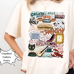 Op de afbeelding: Een wit T-shirt met een kleurrijke grafische print met tekst en afbeeldingen uit de populaire tv-serie "Friends". De tekst bevat zinnen als "Ik ben niet goed in advies geven", "We waren uit elkaar", "Mijn sandwich", "Hoe gaat het?", "Stinkende kat" en "Ik zou meer kleding kunnen dragen?"