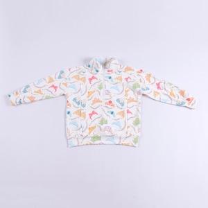 Może przedstawiać: Biała bluza z polaru z zapięciem na pół zamek i kolorowym wzorem koron, kokardek i muszli. Projekt zawiera pastelowe odcienie różu, błękitu, żółci i zieleni. Top z długim rękawem leży płasko na białej powierzchni.