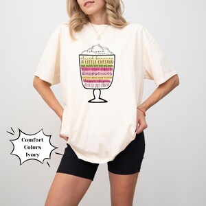 K&ouml;nnte beinhalten: Ein wei&szlig;es T-Shirt mit einer Grafik eines Dessert-Rezepts. Der Text auf der Grafik lautet "Schlagsahne, Bananenscheiben, ein wenig Pudding, Ladyfingers, Himbeeren, selbstgemachter Pudding, Marmeladenschicht, Schicht mit Ladyfingers".