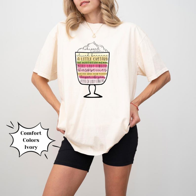 K&ouml;nnte beinhalten: Ein wei&szlig;es T-Shirt mit einer Grafik eines Dessert-Rezepts. Der Text auf der Grafik lautet "Schlagsahne, Bananenscheiben, ein wenig Pudding, Ladyfingers, Himbeeren, selbstgemachter Pudding, Marmeladenschicht, Schicht mit Ladyfingers".
