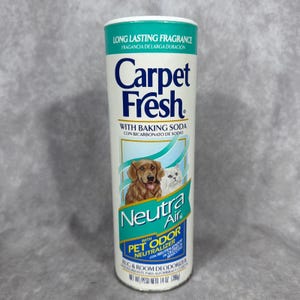 以下が含まれることがあります： 重曹配合のカーペット・ルーム用消臭剤「Carpet Fresh」の円筒形容器。白いラベルにはティール色のアクセント、Long Lasting Fragranceの文字、茶色の犬と白い猫のイラストが描かれています。内容量396g。