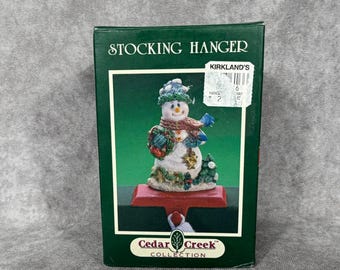 Colgador de calcetín navideño con forma de muñeco de nieve de la colección Cedar Creek de Kirklands (nuevo, sin usar)
