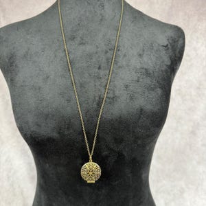 Vtg Mässing Filigran Eterisk Olja Aromaterapi Diffuser Medaljong Halsband Mandala
