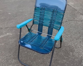 Silla plegable de jardín vintage de aluminio, vinilo, plástico y color azul verdoso aguamarina, estilo años 90, Y2K.