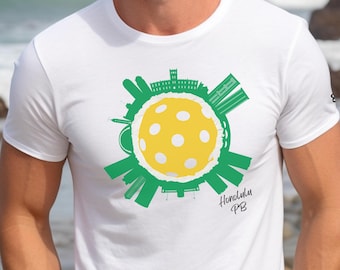 Maglietta con skyline di Honolulu e pickleball: regalo di abbigliamento hawaiano