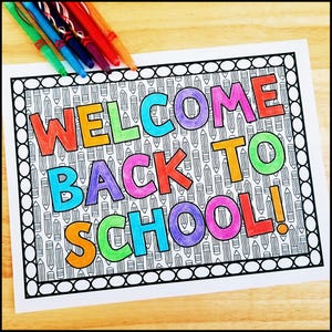 Puede incluir: Un cartel imprimible de bienvenida de regreso a la escuela con un patr&oacute;n de l&aacute;pices de colores y un borde en blanco y negro. Las palabras "&iexcl;Bienvenido de regreso a la escuela!" est&aacute;n en letras grandes y coloridas.