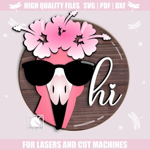 Op de afbeelding: Een roze flamingo met een zonnebril en een bloemenkrans, met het woord "hi" in witte letters. Het ontwerp staat op een achtergrond met houtnerf. Tekst bovenaan luidt "HIGH QUALITY FILES SVG | PDF | DXF" en onderaan "FOR LASERS AND CUT MACHINES".