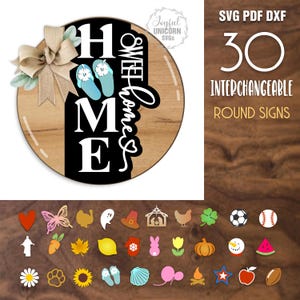 Peut inclure: Panneau rond en bois avec les mots "HOME SWEET HOME" en écriture blanche et en lettres majuscules. Le panneau présente une silhouette noire d'une maison, des tongs bleues et un nœud décoratif. Comprend 30 panneaux ronds interchangeables.
