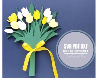 Könnte beinhalten: Ein Papier-Tulpenstrauß mit weißen und gelben Blüten, grünen Blättern und einem gelben Band. Der Strauß befindet sich auf einem dunkelblauen Hintergrund. Text in einem Kreis lautet "SVG PDF DXF Laser Cut Tulip Bouquet".