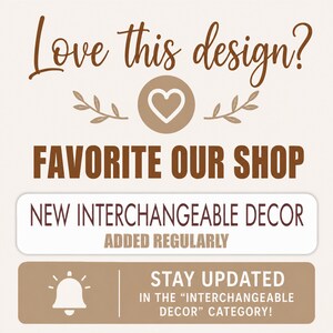 Puede incluir: Un letrero gr&aacute;fico con texto marr&oacute;n que dice Love this design? Favorite our shop. Debajo, un recuadro blanco indica New interchangeable decor added regularly. Un recuadro marr&oacute;n con un icono de campana dice Stay updated in the interchangeable decor category.