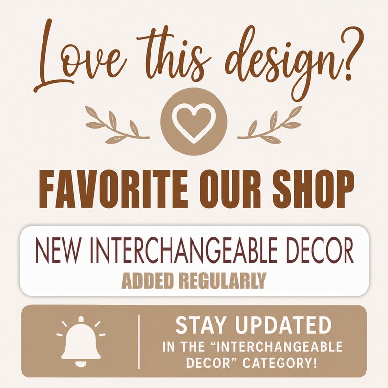 Puede incluir: Un letrero gr&aacute;fico con texto marr&oacute;n que dice Love this design? Favorite our shop. Debajo, un recuadro blanco indica New interchangeable decor added regularly. Un recuadro marr&oacute;n con un icono de campana dice Stay updated in the interchangeable decor category.