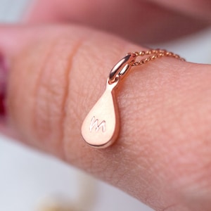 Gold Initial Halskette / Personalisierter Teardrop Anhänger / Personalisierter Buchstabe Anhänger / Zartes Brautgeschenk