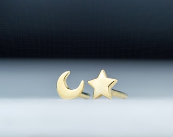 Extra kleine Solid Gold Mond und Stern Ohrringe / 14k himmlische Ohrstecker / Unisex Schmuck