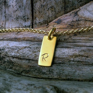 Colar com etiqueta de ouro maciço / Pingente com inicial personalizada / Pingente com letra personalizada / Presente delicado para noiva