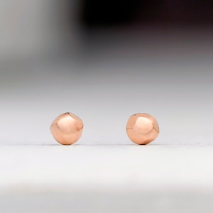 Boucles d'oreilles en or massif avec galets à facettes / Très petits clous en forme de diamant / Cadeau pour maman, anniversaire pour elle