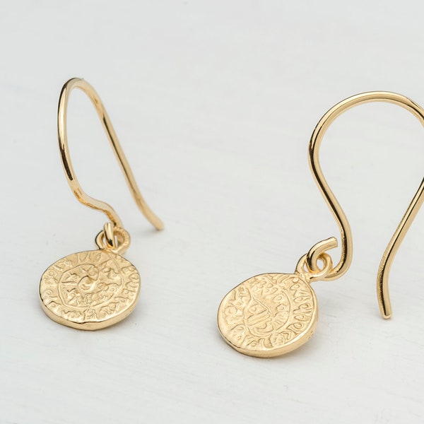 Pendientes colgantes de disco Tiny Phaistos 14k / monedas griegas antiguas de oro macizo / joyería fina para mujeres