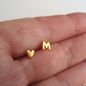 Brincos de coração e iniciais em ouro maciço / Brincos com letras personalizadas / Presente de Dia dos Namorados personalizado / Presente para ela