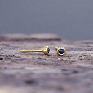 Maleńki kolczyk z litego złota z kamieniem szlachetnym: pojedynczy minimalistyczny kolczyk, diament, 9k 14k 18k 207H-S zdjęcie 11