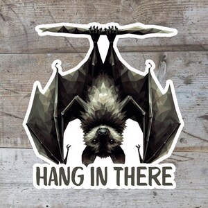 Naklejka Geometryczny Nietoperz „Hang in There” | Motywacyjna naklejka winylowa na laptopy i notebooki