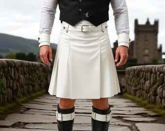 Könnte beinhalten: Ein weißer Kilt mit Falten, getragen mit einer schwarzen Weste und einem weißen Hemd. Der Kilt hat einen passenden Gürtel und wird mit schwarzen Stiefeln mit weißen Akzenten kombiniert. Das Outfit befindet sich vor einer Steinbrücke und einer Burg im Hintergrund.