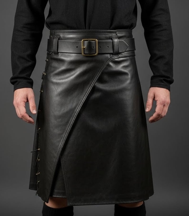 K&ouml;nnte beinhalten: Schwarzer Lederkilt mit Wickeldesign und G&uuml;rtel mit rechteckiger Schnalle. Der Kilt hat dekorative N&auml;hte und einen Seitenschlitz. Das Model tr&auml;gt ein schwarzes Langarmshirt.