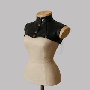 Zwarte leren bolero: gotische schoudercape met veters