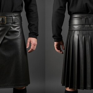 K&ouml;nnte beinhalten: Schwarzer Lederkilt mit breitem G&uuml;rtel und Schnalle. Der Kilt hat ein Wickeldesign mit einer diagonalen Frontplatte und dekorativen N&auml;hten. Die R&uuml;ckansicht zeigt ein plissiertes Design. Das Kleidungsst&uuml;ck wird mit einem schwarzen Langarmshirt getragen.