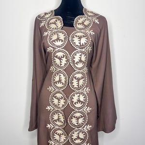 Abaya beige con detalles de encaje, abaya de talla grande, abaya de Eid de alta calidad, moda hijab, atuendo modesto para mujeres, atuendo de Eid para mujeres