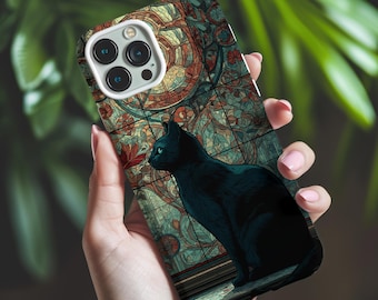 Puede incluir: Funda de teléfono con una ilustración de un gato negro sobre un diseño de vidriera. La funda tiene un patrón colorido e intrincado en tonos de azul, rojo y marrón. El gato está representado en posición sentada, con la cabeza girada hacia un lado.