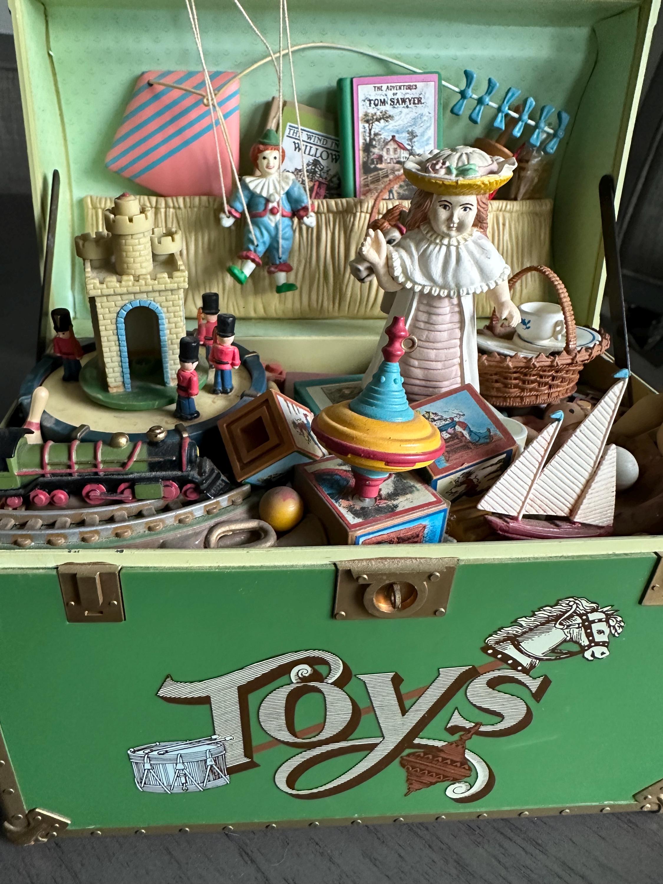 ENESCO TREASURE CHEST of Toys オルゴール Enesco Toy Symphony Treasure Chest of Toys Animated Music