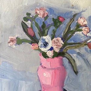 Può includere: Dipinto a olio di un vaso rosa pieno di fiori. I fiori sono rosa, bianchi e blu, con steli e foglie verdi. Lo sfondo è azzurro con pennellate visibili.