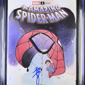 Puede incluir: Un juego de tres tazas de cerámica con acabado moteado y mate. Las tazas son de color crema, gris claro y gris oscuro. Cada taza tiene un diseño simple y minimalista.