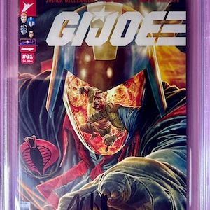 Puede incluir: Una portada de cómic que presenta un primer plano de la cara de un personaje con un fondo de fuego. El personaje lleva un casco con una visera. El cómic se titula "G.I. Joe #1" y está firmado por Joshua Williamson.