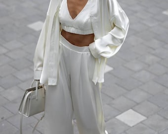 ホワイトサテンの3点セット ワイドレッグパンツ トップ ボタンダウンシャツ | エレガントなサマーウェア | ブライダルシャワールック | リゾートウェア | ラグジュアリーなコーディネートセット