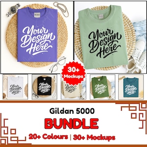 Könnte beinhalten: Ein Mockup-Bild mit Gildan 5000 T-Shirts in verschiedenen Farben, darunter Lila und Grün, die jeweils den Text "Your Design Here" zeigen. Das Bild enthält auch den Text "BUNDLE" und "20+ Colours | 30+ Mockups."
