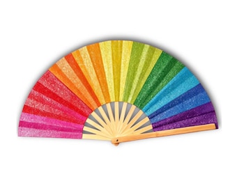 Op de afbeelding: Een handwaaier met een levendig regenboogverloop en een glinsterende afwerking. De waaier is opgebouwd uit een reeks lichtgekleurde houten ribben die vanuit een centraal draaipunt uitstralen en het geplooide stoffen oppervlak ondersteunen.