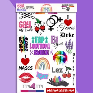 Op de afbeelding: Een vel tijdelijke tatoeages met diverse ontwerpen en tekst, waaronder "Gay as fuck", een regenboog, kersen en lippen. Het vel is gelabeld "Super Girl Edition".
