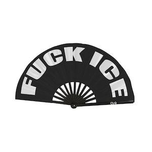 Peut inclure: Un éventail noir arborant le texte blanc en gras FUCK ICE imprimé dans une grande police sans empattement sur la surface en tissu. L'éventail possède une armature noire avec les lettres CLQ imprimées en blanc sur la partie inférieure droite.