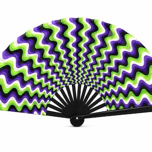 Può includere: Un ventaglio pieghevole a mano caratterizzato da un motivo vibrante e ripetitivo di linee ondulate verticali in verde lime brillante, viola intenso, nero e bianco. Il ventaglio è costruito con una solida struttura nera e un perno centrale.