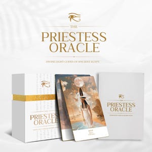 Op de afbeelding: Een witte doosset en kaarten met de tekst "THE PRIESTESS ORACLE" in gouden letters. De doos heeft een gouden band en de kaarten bevatten een illustratie van een vrouw met een volle maan op de achtergrond. De set heeft het thema van het oude Egypte.