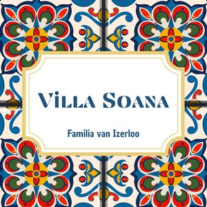 Op de afbeelding: Decoratief tegelontwerp met een herhalend patroon in blauw, rood, geel en groen. Het midden heeft een witte rechthoek met de tekst "VILLA SOANA" en "Familia van Izerloo" in marineblauw.