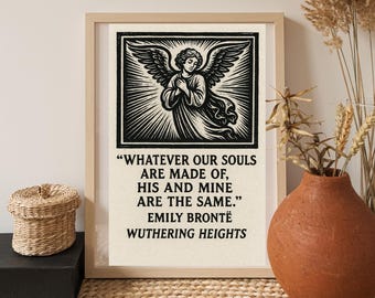 Op de afbeelding: Een zwart-witte print van een engel met uitgespreide vleugels. De print is ingelijst en bevat een citaat uit Emily Brontë's Wuthering Heights: "Whatever our souls are made of, his and mine are the same."