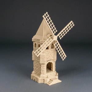 Pode incluir: Modelo de moinho de vento em miniatura bege com textura semelhante à pedra. O moinho de vento apresenta uma torre com janelas arqueadas, um telhado pontiagudo e quatro pás giratórias. A base inclui uma pequena porta arqueada e degraus.
