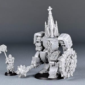 Könnte beinhalten: Eine graue Plastikminiatur einer großen, gepanzerten, roboterartigen Figur mit einem spitzen Helm und einem großen Schild. Die Figur hält einen Stachelschläger in ihrer rechten Hand. Eine kleinere graue Plastikminiatur einer Figur, die einen Stab hält, steht vor der größeren Figur.