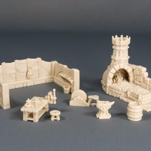 Op de afbeelding: Een miniatuur smederijset met een smeedvuur, aambeeld, werkbank en andere gereedschappen. De set is gemaakt van ongeverfd plastic en is ontworpen voor tabletop gaming.