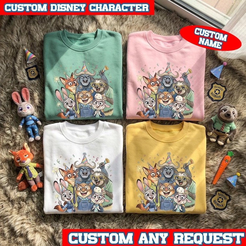 Może przedstawiać: Cztery bluzy z okrągłym dekoltem w kolorze zielonym, r&oacute;żowym, białym i ż&oacute;łtym, każda z kolorową grafiką postaci Disneya. Obraz zawiera pluszowe zabawki i naszywki. Tekst na obrazie brzmi "CUSTOM DISNEY CHARACTER", "CUSTOM NAME" i "CUSTOM ANY REQUEST".