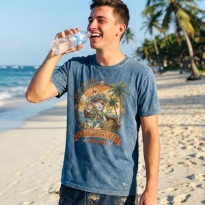 Pu&ograve; includere: Un set di tre vasi in ceramica di diverse altezze e forme. I vasi sono smaltati con una finitura bianca opaca, che offre un'estetica minimalista. Il vaso pi&ugrave; alto &egrave; alto circa 25 cm.